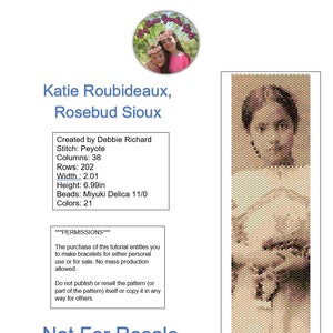 Puede incluir: Un patrón digital para una pulsera de cuentas, con un retrato en tonos sepia. El patrón incluye el nombre "Katie Roubideaux, Rosebud Sioux", con dimensiones de 5,11 cm de ancho y 17,75 cm de alto. El diseño utiliza cuentas Miyuki Delica 11/0.
