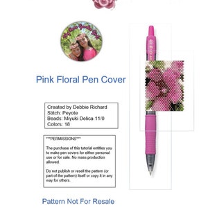 以下が含まれることがあります： ピンクの花柄のペンカバーのビーズパターン。このパターンは、ミユキデリカ11/0ビーズをペヨーテステッチで作成されています。このパターンは18色を使用しています。このパターンは転売不可です。www.etsy.com/shop/MyRoseGardenGirls