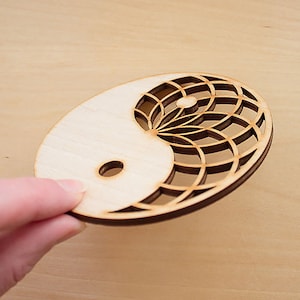 Yin Yang Holzschild. Spirituelle Wandkunst. Holzkunst. Yin-Yang-Symbol. Taijitu-Symbol. Yin Yang aus Holz. Balance-Symbol. Heiliges Symbol aus Holz.