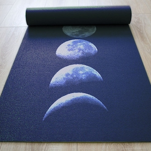Yogamatte mit Mondzyklus. Monddruck. Himmlischer Druck. Astronomischer Druck. Weltraumdruck. Kosmosdruck. Rutschfeste Yogamatte. Extra strapazierfähige Yogamatte.