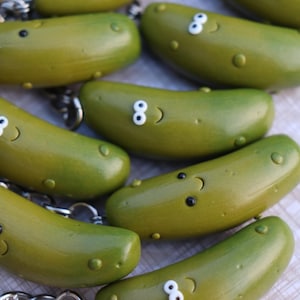 Gherkin keychain, Polymer clay gift, Cucumber keychain, Gift for the gardener, Gift for dad, Gift for mum, Gift for sister, brother gift