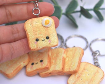 Llavero de huevo sobre tostada kawaii, dije de comida de arcilla polimérica, regalo de cumpleaños para amantes de la comida