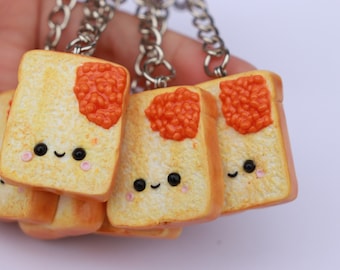 Llavero Kawaii de frijoles sobre tostada, adorno para bolso de arcilla polimérica