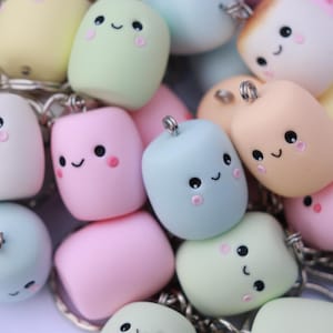 Llavero de malvavisco kawaii: abalorio de arcilla polimérica para bolso, regalo de San Valentín o cumpleaños.