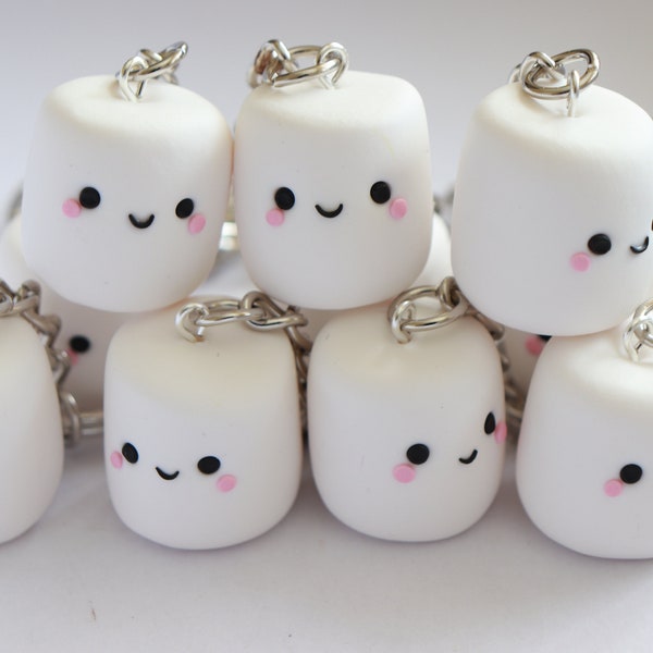 UNE guimauve kawaii, porte-clés en pâte polymère, guimauve blanche, guimauve rose, guimauve grillée,