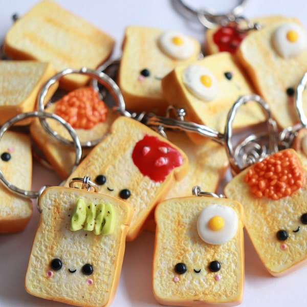 Oeuf Kawaii sur toast, porte-clés mignon en argile polymère, cadeau du meilleur ami, amateur de nourriture, cadeau d’anniversaire, charme toast, cadeau pour fille, cadeau sœur