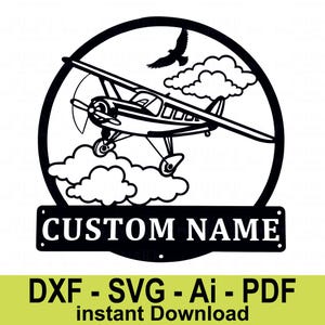 Könnte beinhalten: Schwarz-weiße Silhouette eines kleinen Flugzeugs, das durch Wolken fliegt, mit einem Vogel darüber. Das Flugzeug befindet sich in einem Kreis mit dem Text "CUSTOM NAME" darunter.