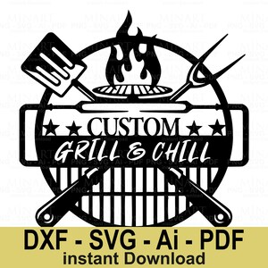 Puede incluir: Diseño gráfico en blanco y negro que representa una parrilla con llamas, una espátula y un tenedor. El texto dice "CUSTOM GRILL & CHILL" con estrellas. Debajo, se muestra el texto "DXF - SVG - Ai - PDF instant Download".