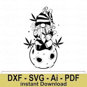 Op de afbeelding: Zwart-witte illustratie van een kabouter die een joint rookt en op de maan zit. De kabouter draagt een gestreepte hoed en heeft een baard. Er zijn marihuana bladeren rond de maan.