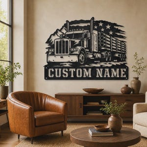 Pode incluir: Uma peça de arte de parede em metal preto apresentando um caminhão com reboque, contra um fundo de montanhas e estrelas. Abaixo do caminhão, uma placa retangular exibe o texto CUSTOM NAME em letras maiúsculas em negrito e sem serifa.