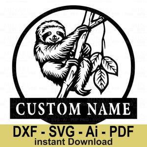 以下が含まれることがあります： 木にぶら下がっている、葉っぱのついた枝にぶら下がっている、円形のフレームに入った白黒のナマケモノのイラスト。「CUSTOM NAME」の文字が下にあり、下部には「DXF - SVG - Ai - PDF instant Download」と書かれています。