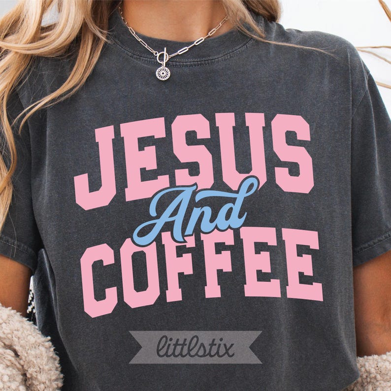 Peut inclure: Un t-shirt &agrave; manches courtes gris anthracite avec le texte JESUS And COFFEE en lettres roses et en &eacute;criture cursive bleu clair. Le t-shirt pr&eacute;sente un col rond et une petite banni&egrave;re grise en bas avec le texte littlestix imprim&eacute; dessus.