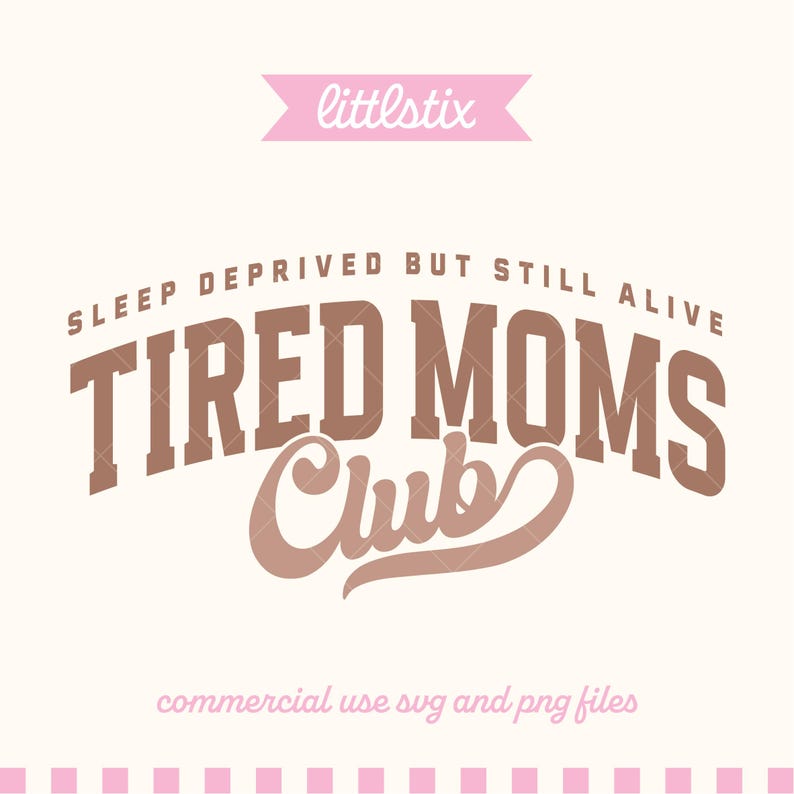 Puede incluir: Un gr&aacute;fico beige claro con el texto "SLEEP DEPRIVED BUT STILL ALIVE TIRED MOMS Club" en letras marrones y rosas. La imagen tambi&eacute;n incluye el texto "commercial use svg and png files" y el nombre de la marca "littlstix".