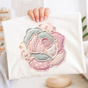 Patchworkowy wzór Grandmacore Rose - aplikacja z tkaniny warstwowej z wiosennymi kwiatami PNG