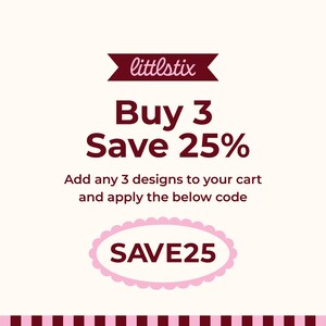 Może przedstawiać: Grafika promocyjna na kremowym tle z napisem littlestix na ciemnoczerwonym banerze. Poniżej znajduje się tekst Buy 3 Save 25% oraz Add any 3 designs to your cart and apply the below code. R&oacute;żowy owal z ząbkowanym brzegiem zawiera kod SAVE25.