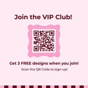 Peut inclure: Un graphique carr&eacute; rose clair avec le texte marron fonc&eacute; Join the VIP Club! en haut. Un code QR central est encadr&eacute; par une bordure rose festonn&eacute;e. En dessous, le texte indique Get 3 FREE designs when you join! et Scan the QR Code to sign-up!