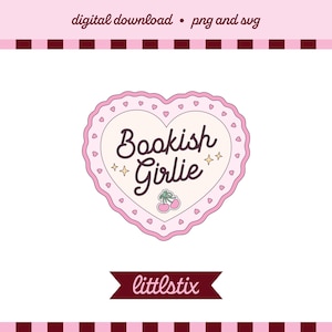 Può includere: Un design grafico a forma di cuore con il testo Bookish Girlie in corsivo marrone scuro, accentuato da due piccole ciliegie e stelle a quattro punte. Il bordo è rosa chiaro con piccoli cuori. Sotto, un banner marrone con la scritta littlestix.