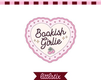 Może przedstawiać: Grafika w kształcie serca z napisem Bookish Girlie ciemnobrązową czcionką, ozdobiona dwiema małymi wiśniami i czteroramiennymi gwiazdkami. Obwódka jest jasnoróżowa z małymi serduszkami. Poniżej znajduje się ciemnobrązowy baner z napisem littlestix.