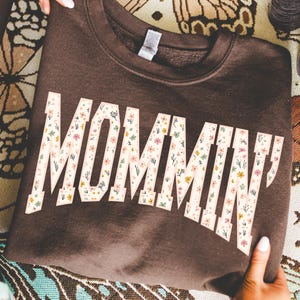Trendy Floral Mommin' PNG | Mom Life Shirt Design | Vintage Mama T-Shirt Transfer Design