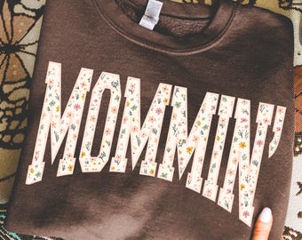 Trendy Floral Mommin' PNG | Mom Life Shirt Design | Vintage Mama T-Shirt Transfer Design