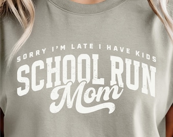 Mamá que lleva a sus hijos a la escuela, lo siento, llego tarde. Diseño: Mamá Coordinadora del Caos SVG