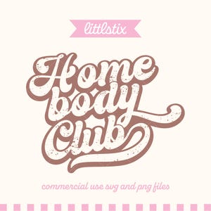 Peut inclure: Graphique de style r&eacute;tro avec les mots "Home Body Club" en marron et blanc. Le design comprend une banni&egrave;re rose en haut avec le texte "littlstix" et la phrase "commercial use svg and png files" en bas.
