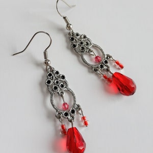 Rote Ohrringe, elegante rote Ohrringe, lange Ohrringe, Ohrringe, handgemachte Ohrringe, rote Ohrringe mit Anhänger, weiße Ohrringe