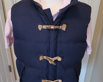 Vintage Tommy Hilfiger Mens Size Medium toggle closure/button puffer vest -  heritage appeal from a distinctive toggle closure at the front.