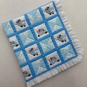 Könnte beinhalten: Eine weiße Keramik-Tasse mit schwarzem Henkel und dem Text "But First, Coffee" in handschriftlichem Stil. Die Tasse steht auf einer weißen Oberfläche. Die Tasse ist etwa 10 cm hoch.