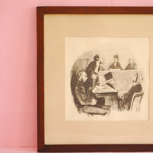 Puede incluir: Una impresión enmarcada en blanco y negro que representa una escena de sala de audiencias con varias figuras con atuendos formales. Las figuras están sentadas alrededor de una mesa, con una figura de pie dirigiéndose al grupo.