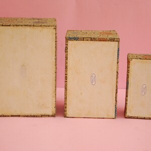 Ensemble de trois boîtes vintage, boîte antique de bijoux. Boîtes doublées de tissu antique. image 10