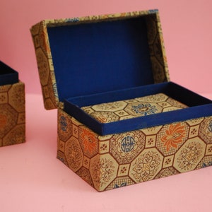 Ensemble de trois boîtes vintage, boîte antique de bijoux. Boîtes doublées de tissu antique. image 6