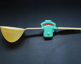 Vintage Retro Weight Scale | Plastic Kitchen Scale | Made in Portugal.