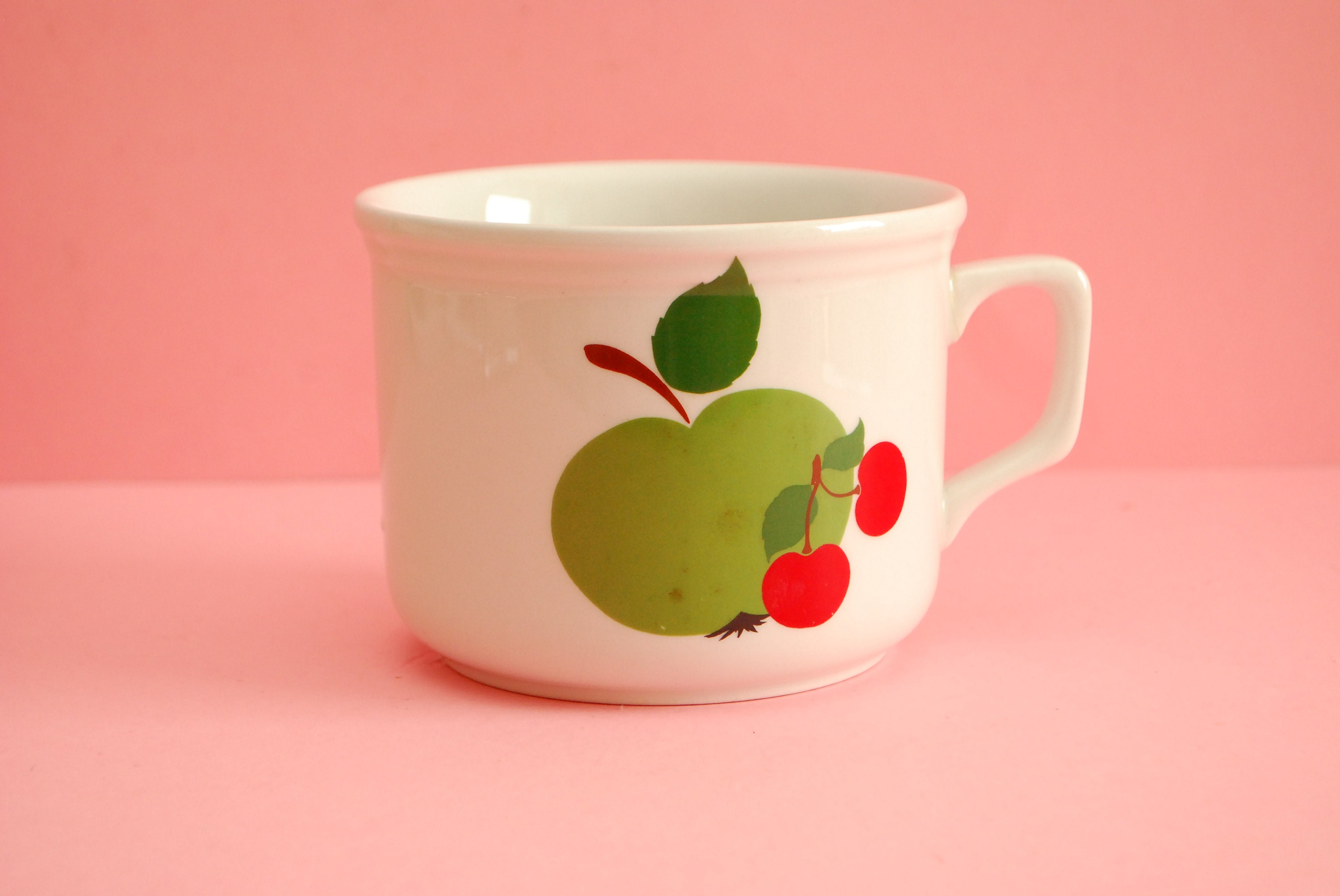 Apple cups. Чашка с яблоком. Apple Cup. Картинка чашка яблоко пирожок для детей на прозрачном фоне.