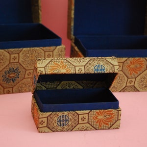 Ensemble de trois boîtes vintage, boîte antique de bijoux. Boîtes doublées de tissu antique. image 2