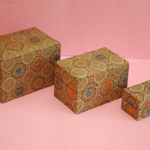 Ensemble de trois boîtes vintage, boîte antique de bijoux. Boîtes doublées de tissu antique. image 1