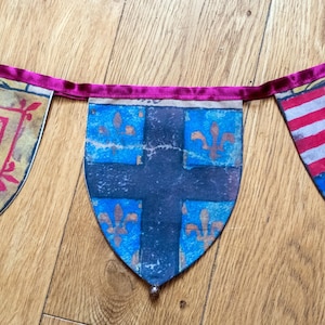 Bandeirinhas de tecido com brasões em estilo medieval | Dupla face | 12 bandeirinhas | 3 metros