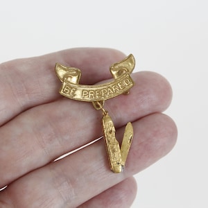 Vintage Be Prepared Scout Pin with an added Gold Tone Pocketknife Mechanical Charm Dangle