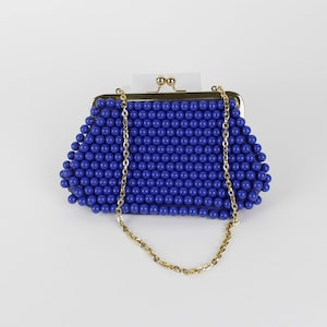 Bolso vintage de vinilo azul con cuentas y cadena dorada