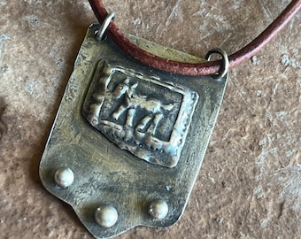 Colgante de escudo de caballo de la antigüedad