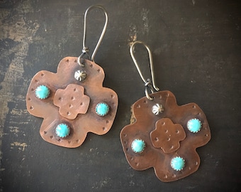 Pendientes de cruz de cobre y turquesa