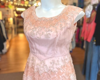 Vestido formal vintage de pin-up de los años 50, con curvas, talla mediana, talla grande, talla 12, color rosa, con adornos y lentejuelas, TAL CUAL