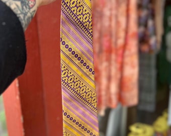 Corbata vintage de los años 70 de Sears para hombre, con un estampado moderno y original en morado y amarillo.