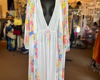 Conjunto de camisón y bata a juego con estampado floral de confeti y acuarela, de finales de los 70 y principios de los 80. Escote pronunciado. Talla S/M.