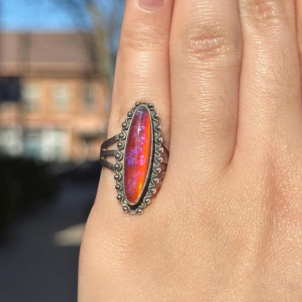 Anillo antiguo de plata de ley con ópalo y diseño de aliento de dragón, estilo años 20. Talla estadounidense 4-4.5.