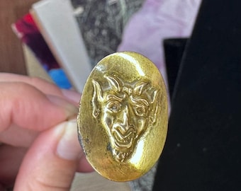 Alfiler de sombrero de diablo y satanás extra largo de latón dorado, estilo Art Nouveau antiguo de los años 20 o 30, ultra raro y único, para Halloween y brujería.