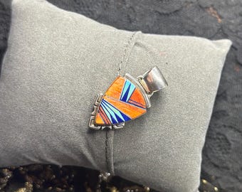 Colgante de punta de flecha vintage de plata de ley Navajo con múltiples piedras, turquesa, ostra espinosa y lapislázuli. Joyería Navajo poco común.