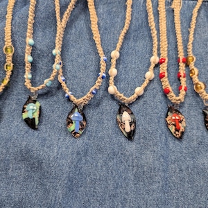 Colar hippie vintage anos 90/Y2K em macramê de cânhamo com cogumelo de vidro