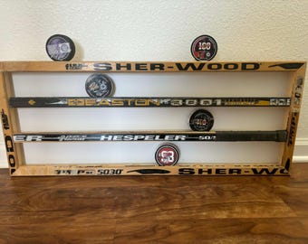 Tablero expositor de 32 discos fabricado con palos de hockey reciclados.