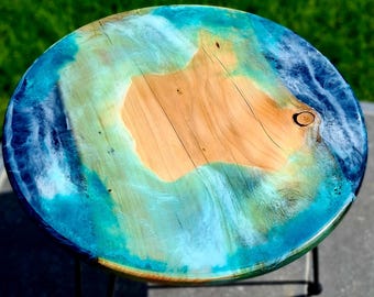 Tavolino in legno e resina epossidica – Tavolino artigianale con effetto laguna – Pezzo unico fatto a mano – Decorazione a tema marino